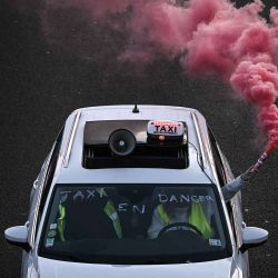 Un taxista sostiene una bengala de humo mientras participa en una manifestación de "operación caracol" convocada por las cuatro federaciones de Nouvelle-Aquitaine. Foto de Philippe LÓPEZ / AFP | Foto:AFP