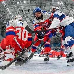 El arquero de la República Checa, Jan Larys y Petr Hans, intentando despejar el disco mientras Estados Unidos anota durante el 6 contra 6, masculino de hockey sobre hielo. Foto de Joel MARKLUND / AFP | Foto:AFP