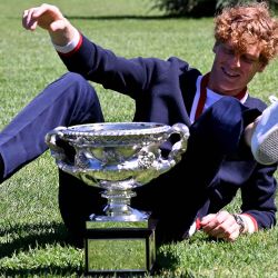 El italiano Jannik Sinner se siente cómodo posando con el trofeo de la Norman Brookes Challenge Cup en el Real Jardín Botánico. Foto de WILLIAM WEST / AFP | Foto:AFP