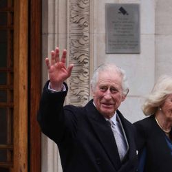 El rey Carlos III de Gran Bretaña saluda mientras sale, con la reina Camilla de Gran Bretaña, de la Clínica de Londres. Foto de Adrián DENNIS / AFP | Foto:AFP