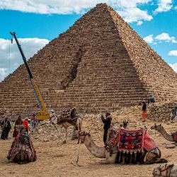 Una grúa levantando piedras detrás de camellos que descansan con sus entrenadores junto a la Pirámide de Menkheres, Giza, al oeste de El Cairo. Foto de Khaled DESOUKI / AFP  | Foto:AFP