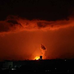 El humo y las llamas se elevan en Rafah, en el sur de la Franja de Gaza, durante el bombardeo israelí. Foto de AFP | Foto:AFP