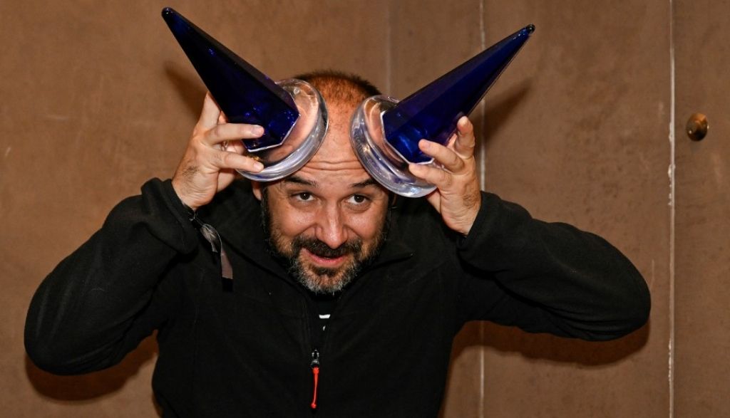 Demián Rugna con los dos premios que ganó en Festival de Cine Fantástico de Gerardmer 2024. 