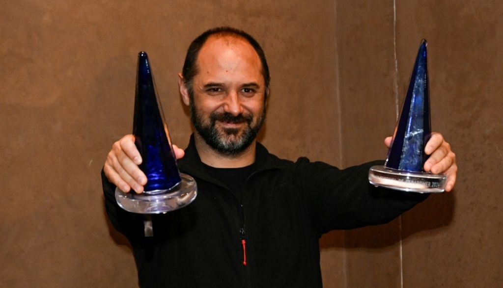 Demián Rugna con los dos premios que ganó en Festival de Cine Fantástico de Gerardmer 2024. 