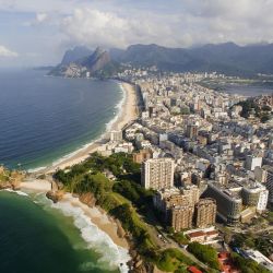 Desde Rio de Janeiro también se puede partir en barco para descansar y tener una vista privilegiada de su costa.