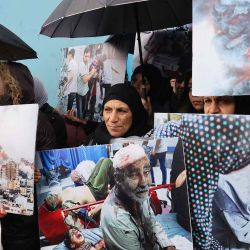 Refugiados palestinos frente a las oficinas de la agencia de la ONU para los refugiados palestinos, UNRWA, en Beirut. En contra de la decisión de algunos países de dejar de financiar a la organización. Foto de ANWAR AMRO / AFP | Foto:AFP