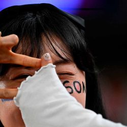 Un aficionado de Corea del Sur antes del inicio del partido de fútbol de la Copa Asiática de la AFC Qatar 2023 entre Arabia Saudita y Corea del Sur en el Education City Stadium de al-Rayyan.Foto de Hector RETAMAL / AFP  | Foto:AFP