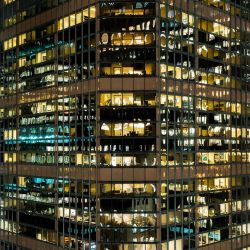 Edificios residenciales y de oficinas fotografiados de noche en el distrito de Manhattan de Nueva York. Foto de Charly TRIBALLEAU / AFP | Foto:AFP