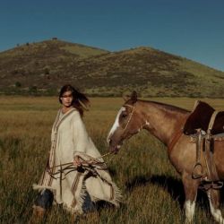 Juliana Awada con look poncho.