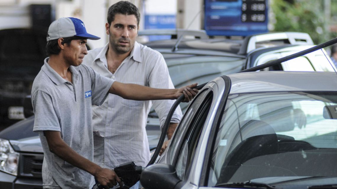 La venta de combustibles se desplomó en abril y tuvo su nivel más bajo en 34 meses