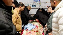 Algunos hombres acompañan al cuerpo de un palestino muerto en Cisjordania 20240130