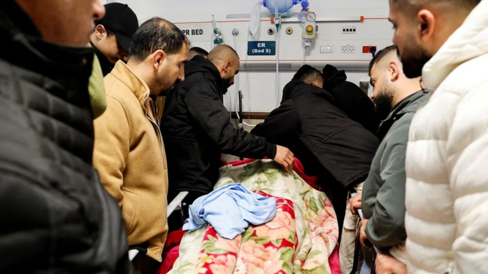 Algunos hombres acompañan al cuerpo de un palestino muerto en Cisjordania 20240130