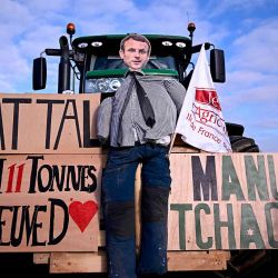 La figura de Emmanuel Macron y un cartel que dice "Attal, aquí tienes 11 toneladas de prueba de amor" cuelgan de un tractor que bloquea la autopista A1 cerca de Chennevieres-les-Louvres. Foto de JULIEN DE ROSA / AFP | Foto:AFP