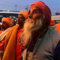 Los devotos hindúes ven una serie de televisión épica india de 'Ramayana', la historia de la batalla del dios hindú Rama contra el demonio Rey Ravana, durante Magh Mela. Foto de SANJAY KANOJIA / AFP  | Foto:AFP