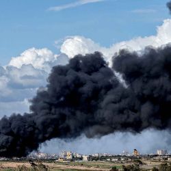 Una columna de humo oscuro se eleva en la Franja de Gaza durante el conflicto en curso entre Israel y el grupo militante palestino Hamas. Foto de JACK GUEZ / AFP | Foto:AFP