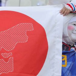 Un aficionado japonés lleva una bandera durante el partido de fútbol de la Copa Asiática de la AFC Qatar 2023 entre Bahréin y Japón en el estadio al-Thumama de Doha. Foto de Giuseppe CACACE / AFP  | Foto:AFP