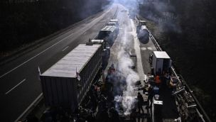 Más de una semana después del primer bloqueo de rutas los agricultores impiden el tránsito en los alrededores de París y casi toda Francia.