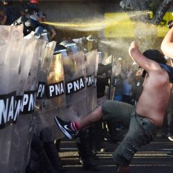 La policía reprime a manifestantes contra el "proyecto de ley ómnibus" frente al Congreso. Foto de Pablo Cuarterolo | Foto:Pablo Cuarterolo