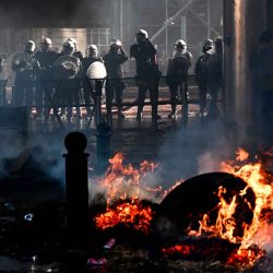 La policía se encuentran detrás de un incendio mientras en una manifestación para denunciar una política europea compleja, de bajos ingresos, inflación y competencias extranjeras. Foto de JOHN THYS / AFP | Foto:AFP