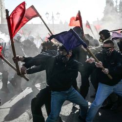 Los estudiantes se enfrentan a la policía antidisturbios frente al Parlamento griego durante una manifestación contra los planes del gobierno para las universidades privadas, en Atenas. Foto de Angelos TZORTZINIS / AFP | Foto:AFP