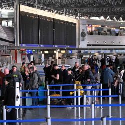 Los pasajeros hacen cola para volver a reservar mientras se apaga una pantalla en el aeropuerto de Frankfurt, Alemania. Los vuelos se cancelan o retrasan debido a una huelga. Foto de Kirill KUDRYAVTSEV / AFP  | Foto:AFP