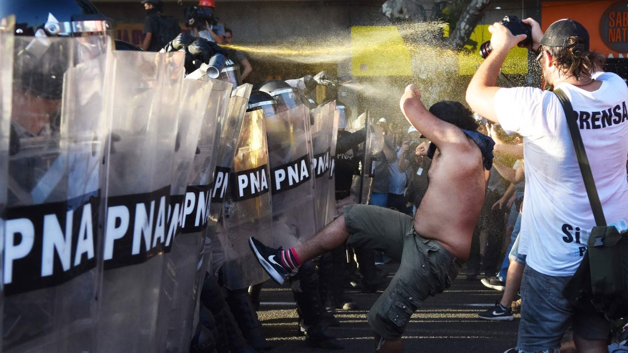 La policía reprime a manifestantes contra el "proyecto de ley ómnibus" frente al Congreso. Foto de Pablo Cuarterolo | Foto:Pablo Cuarterolo