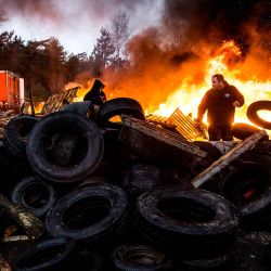 Los agricultores holandeses y belgas queman paletas de madera y neumáticos mientras bloquean el cruce fronterizo entre Bélgica y los Países Bajos. Foto de ROB ENGELAAR / AFP | Foto:AFP
