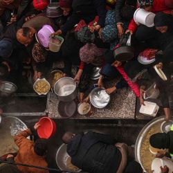 Los palestinos reciben raciones de alimentos en un punto de donación en un campamento para desplazados internos en Rafah, en el sur de la Franja de Gaza. Foto de SAID KHATIB / AFP | Foto:AFP