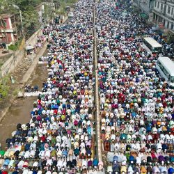 Devotos musulmanes ofrecen oraciones al mediodía en la "Biswa Ijtema" o Congregación Musulmana Mundial en Tongi, en las afueras de Dhaka. Foto de Munir uz zaman / AFP | Foto:AFP