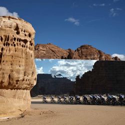 La manada pasa frente al Maraya (Espejo), el edificio con espejos más grande del mundo, durante la carrera ciclista AlUla Tour entre Hegra y Maraya. Foto de Anne-Christine POUJOULAT / AFP  | Foto:AFP
