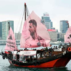 Un junco con el rostro del delantero argentino del Inter Miami CF Lionel Messi en su vela navega por el puerto Victoria de Hong Kong. Foto por Peter PARKS / AFP | Foto:AFP