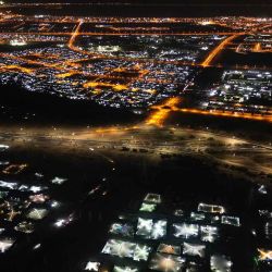 Esta vista aérea muestra tiendas de campaña de invierno instaladas para ocio familiar, en el desierto cerca de la ciudad de Sulaihiya. Kuwait. Foto de Yasser Al-Zayyat / AFP  | Foto:AFP