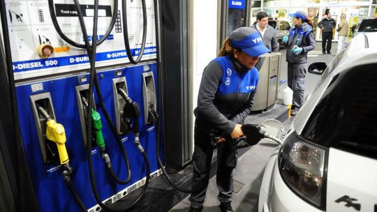 Provincias pretenden quedarse con la mayor parte del impuesto a los combustibles