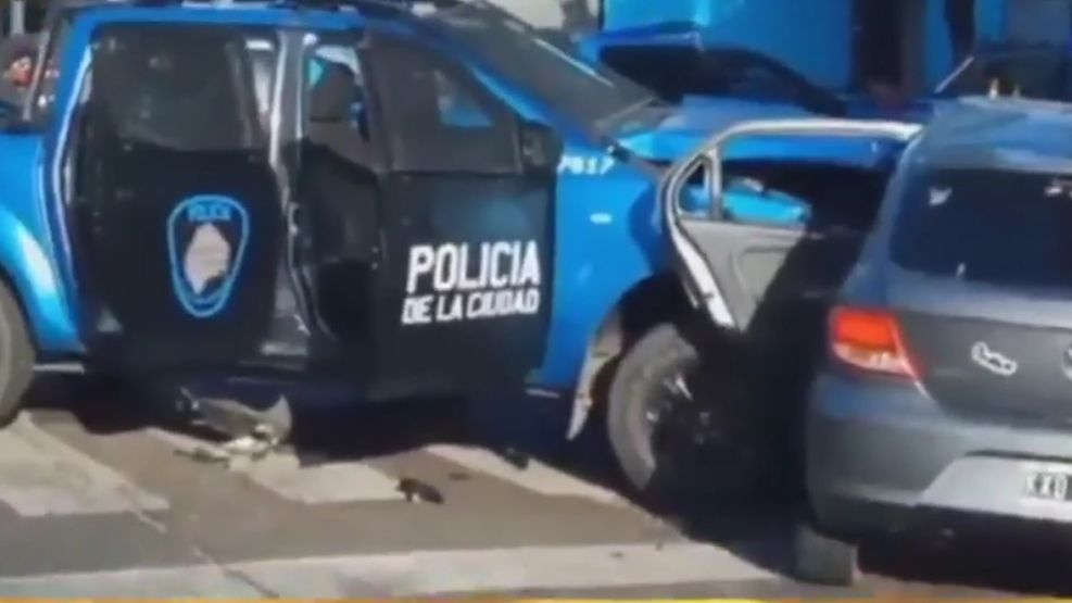 Chocaron una camioneta policial y un auto en Barracas. Hubo 10 heridos.