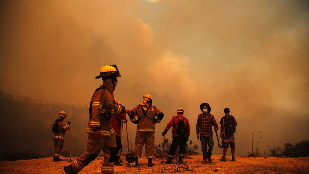 Terror y desolación en Chile: los incendios la región de Valparaíso ya provocaron más de un centenar de muertes | Perfil