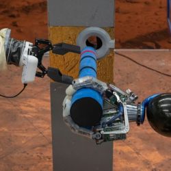 Bert controla el trabajo de los tres robots desde la ISS.