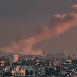 La Franja muestra humo elevándose sobre los edificios en Khan Yunis luego del bombardeo israelí. Foto de Said KHATIB / AFP | Foto:AFP