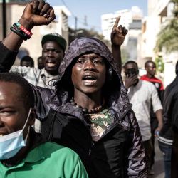 Los manifestantes hacen un gesto después de que la policía les disparó gases lacrimógenos frente a la Asamblea General en Plateau, Dakar. Foto de JOHN WESSELS / AFP | Foto:AFP