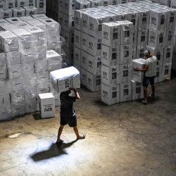 Los trabajadores organizan las urnas que contienen las papeletas para su distribución en un almacén de la Comisión Electoral General en Surabaya Indonesia. Foto de Juni KRISWANTO / AFP | Foto:AFP