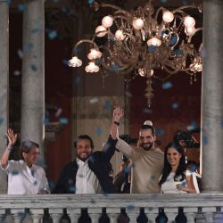 El presidente salvadoreño Nayib Bukele y su esposa Gabriela Rodríguez, el vicepresidente Félix Ulloa y su esposa Lilian celebran después de las elecciones en San Salvador. Foto de YURI CORTEZ / AFP | Foto:AFP