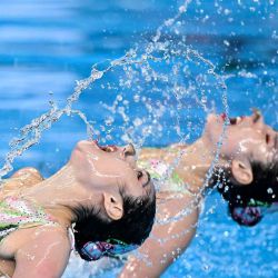 Wang Liuyi y Wang Qianyi de China compiten en la final del evento de natación artística durante el Campeonato Mundial de Deportes Acuáticos en el Aspire Dome. Foto de SEBASTIEN BOZON / AFP | Foto:AFP