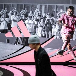 Un peatón pasa junto a un anuncio del delantero argentino del Inter Miami Lionel Messi en una calle comercial en el distrito Shibuya de Tokio. Foto de Philip FONG / AFP | Foto:AFP