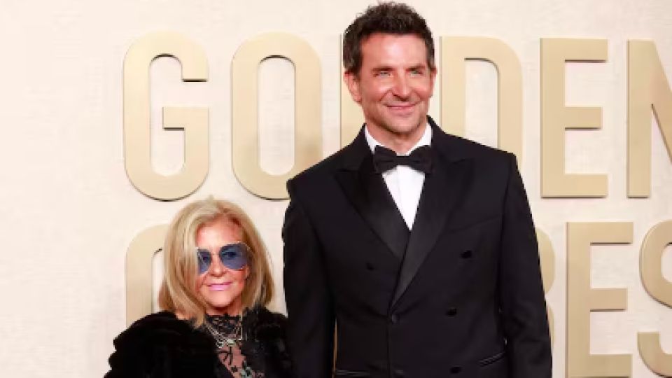 Bradley Cooper y su madre, Gloria Camparo, en los Globo de Oro