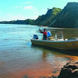 Momentos diferentes de ambos grupos protagonistas, mostrando un dorado medianito pescado en baitcasting y los hermanos Altieri intentando con morena viva sobre la costa del Paraná