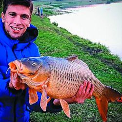Gabriel Urdiales es un joven pescador de Mar del Plata que rápidamente se fanatizó con la especie debido a sus grandes portes y la pelea que presenta.