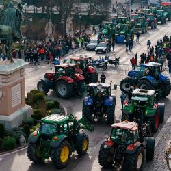 Los agricultores españoles conducen sus tractores junto a la estatua del Cid Campeador durante una protesta en demanda de condiciones justas para el sector agrícola, en Burgos, norte de España. Foto de CESAR MANSO / AFP | Foto:AFP