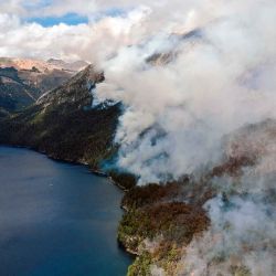 Los incendios forestales en la ladera norte del Cerro Capitán, en el fiordo Brazo Tristeza del lago Nahuel Huapi en la ruta de senderismo Circuito Chico, cerca de Bariloche, Río Negro, Argentina. Foto AFP  | Foto:AFP