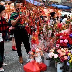 La gente compra en un mercado antes del Año Nuevo Lunar en Hong Kong. Foto de Peter PARKS / AFP | Foto:AFP