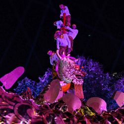 Los bailarines del dragón bajan de un poste después de actuar antes del Año Nuevo Lunar ofrecido por los gigantes minoristas EM District en Bangkok. Foto de Lillian SUWANRUMPHA / AFP | Foto:AFP