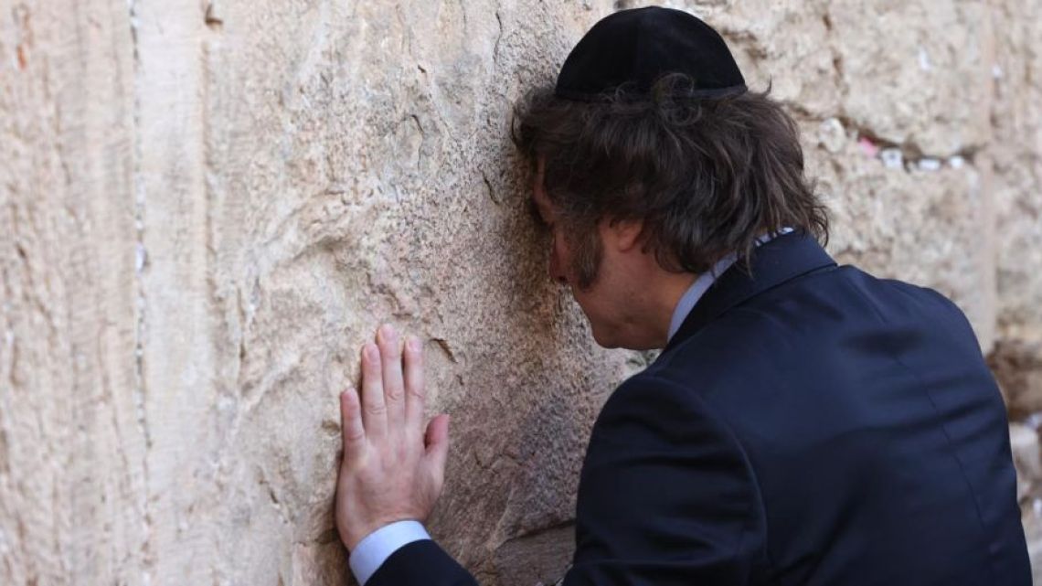 Javier Milei visits the Wailing Wall in Jerusalem.
